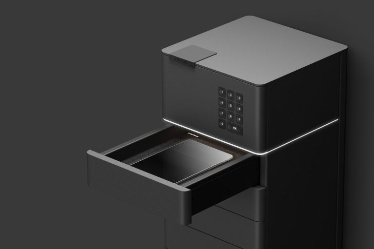 Gestion d'objets de valeur Système de rangement Valuebox blanc dans un bureau moderne avec des écrans d'ordinateur.