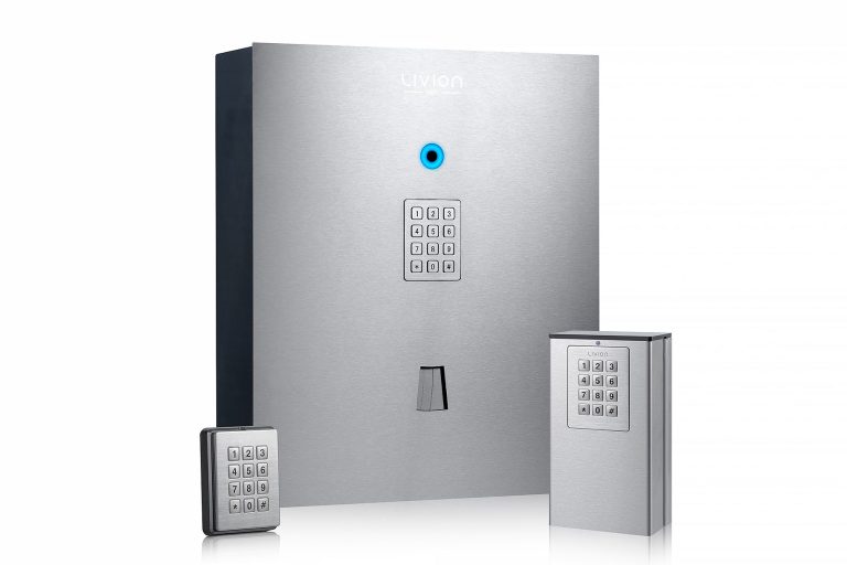 Distributeurs de clés Distributeur de clés moderne avec boutons numériques et caméra, de couleur argentée.