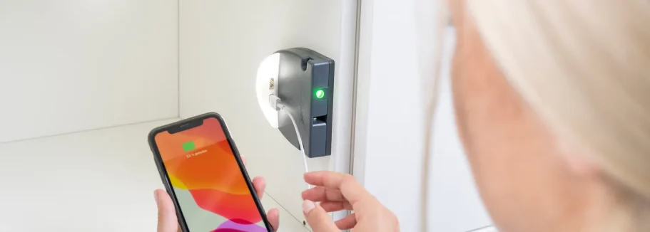 NET.Lock - serrure de casier connectée Un utilisateur déverrouille un casier avec son téléphone via une technologie de reconnaissance.