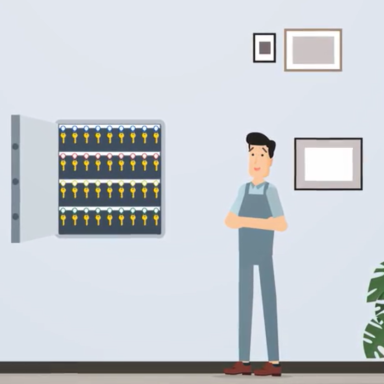 DigiClés - Le registre de clés numérique Un homme en salopette bleu devant une armoire à clés.