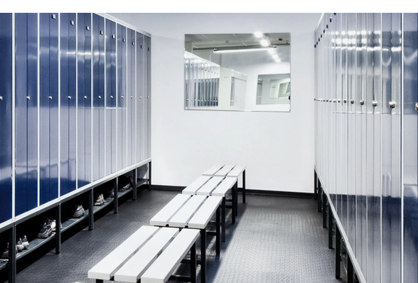 Armoires-vestiaires LISTA Vestiaire moderne avec banc en bois et casiers bleus. Miroir sur le mur.